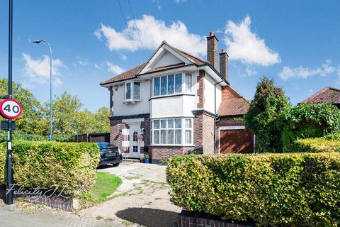 3 bed property, in Woodyates Road, £775,000