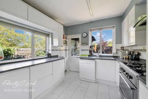 3 bed property, in Woodyates Road, £775,000