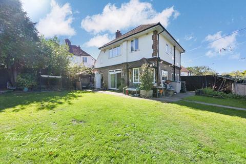 3 bed property, in Woodyates Road, £775,000
