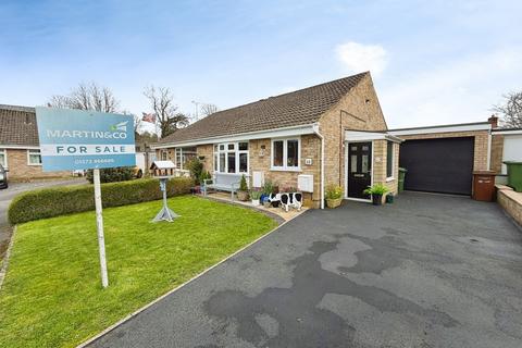 2 bed property, in Foxbury Close, £300,000
