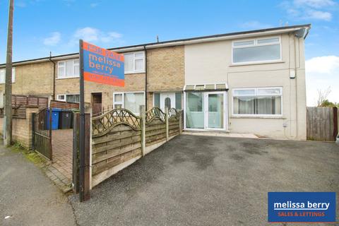 2 bed property, in Chapel Road, £200,000