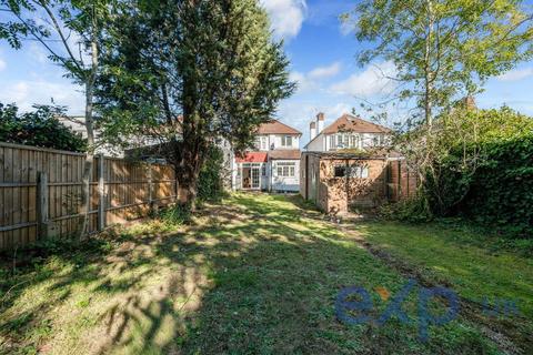 3 bed property, in Manor Drive North, £625,000
