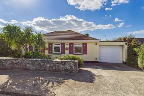 3 bed property, in Crescent Close, £450,000