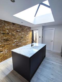 2 bed property, in Saffron Road, £350,000