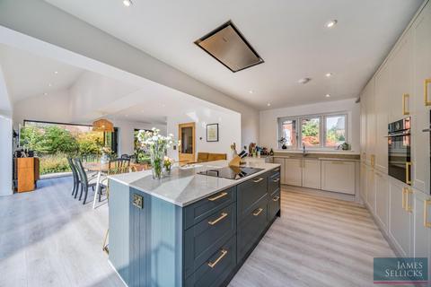 4 bed property, in Bridgewater Drive, £650,000