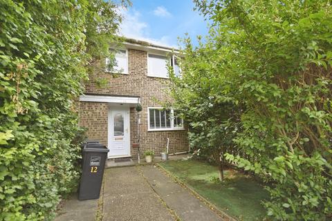 3 bed property, in Elfrida Close, £200,000