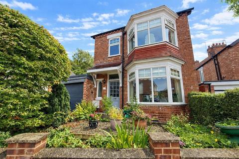 3 bed property, in Bloomfield Road, £240,000