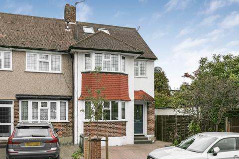 4 bed property, in Wiltshire Gardens, £750,000
