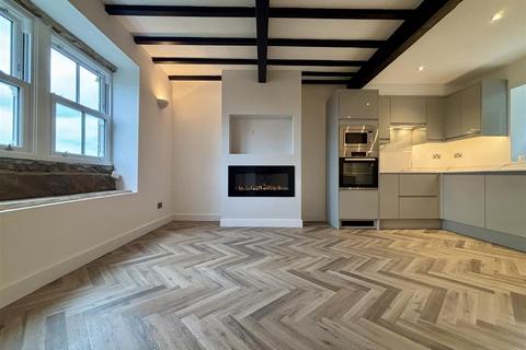 2 bed property, in School Ridge, £175,000