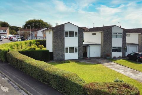 3 bed property, in 8 Forest Hills Drive, £370,000