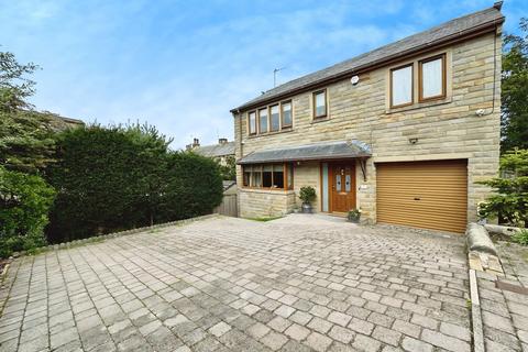 4 bed property, in Rustless Close, £425,000