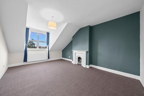 2 bed property, in Brondesbury Road, £600,000