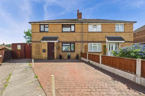 3 bed property, in Powlers Close, £220,000