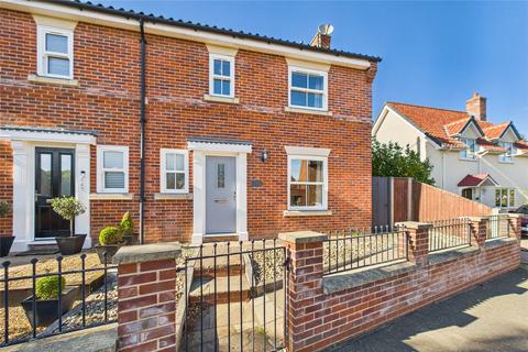 3 bed property, in Yarmouth Road, £300,000