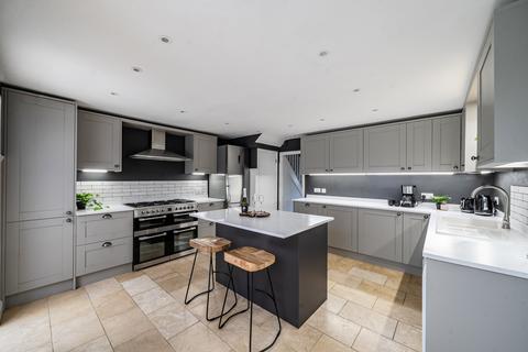 3 bed property, in Shrivenham Road, £300,000
