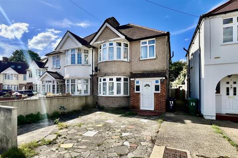 3 bed property, in Nelson Gardens, £599,950
