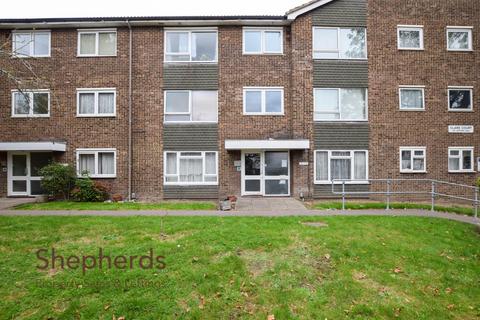 2 bed property, in Clare Court, £220,000