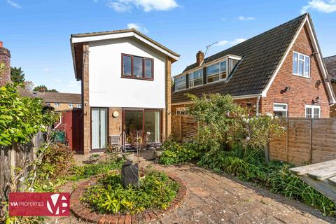 3 bed property, in Old Nazeing Road, £490,000