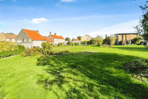 5 bed property, in Long Lane, £475,000