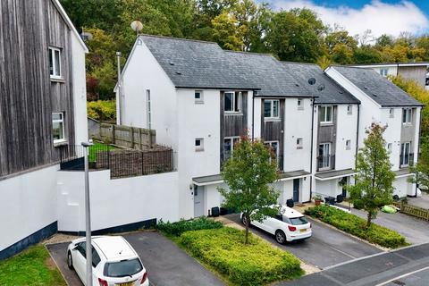 3 bed property, in Berkshire Close, £300,000