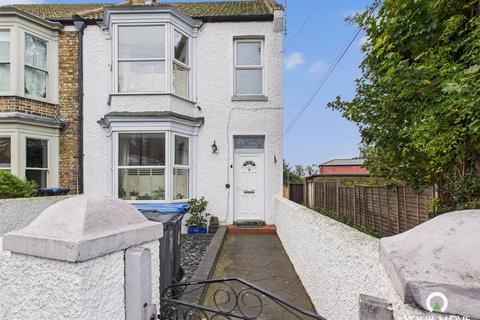 4 bed property, in St. Peters Road, £450,000