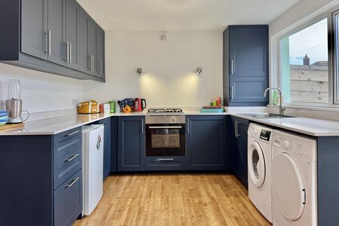 2 bed property, in Lodenek Avenue, £290,000