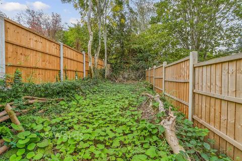 2 bed property, in Woodside Road, £290,000
