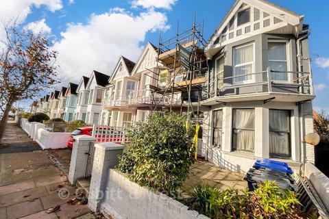 1 bed property, in Alexandra Road, £125,000