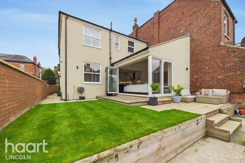 4 bed property, in West Parade, £400,000