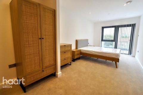 2 bed property, in York Road, £370,000