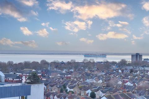 1 bed property, in * SEA VIEWS AND SECURE PARKING * Southchurch Road, £100,000