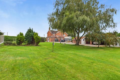 3 bed property, in Waynflete House, £445,000