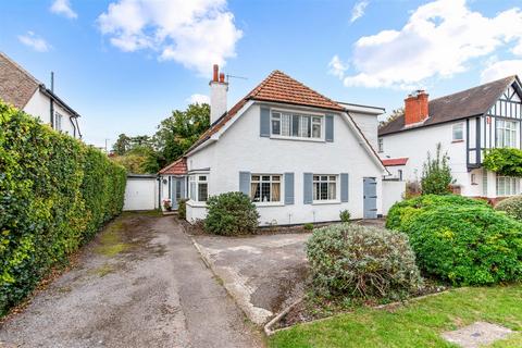 4 bed property, in St. James Avenue, £900,000