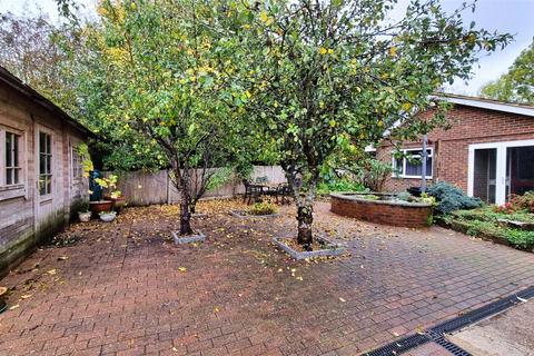 3 bed property, in (Kennel Lane), £600,000