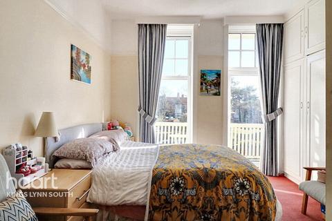 5 bed property, in Boston Square, £700,000