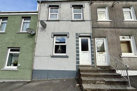 2 bed property, in High Street, £94,950