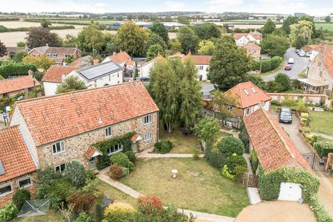 5 bed property, in Chain Free in Gayton, £600,000