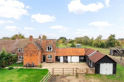 3 bed property, in Cross End, £700,000