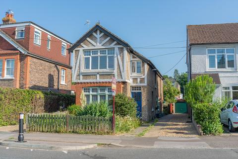 1 bed property, in Queens Road, £190,000