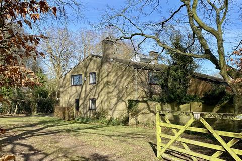 5 bed property, in South Raynham Road, £550,000