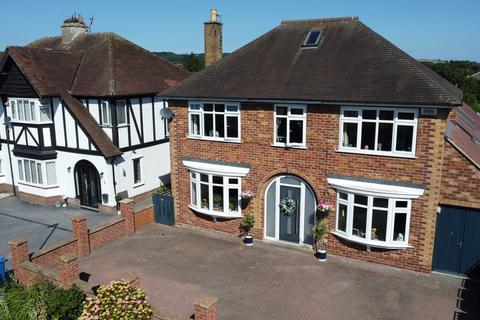 5 bed property, in The Close, £500,000