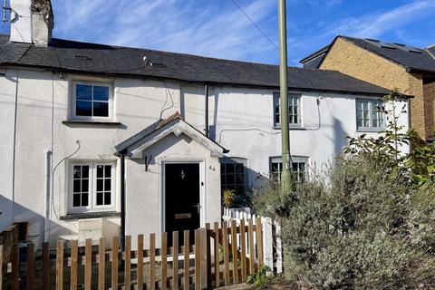 2 bed property, in Coverts Road, £465,000