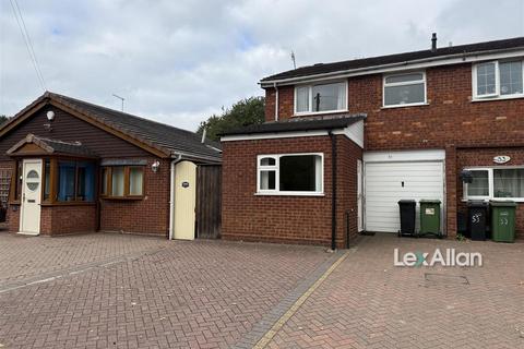 3 bed property, in Brierley Hill Road, £200,000