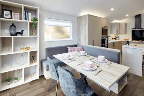 2 bed property, in Manor Road, £124,995