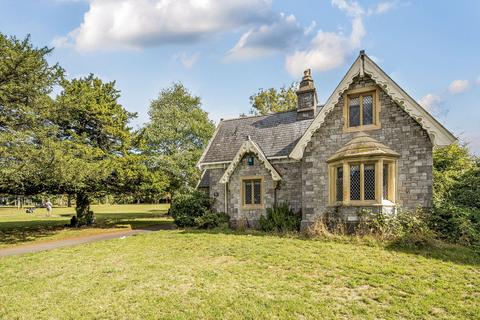 2 bed property, in New North Road, £425,000