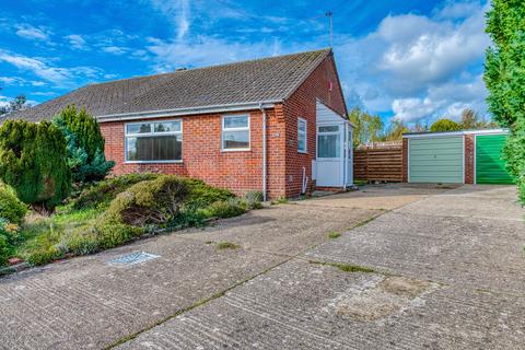 2 bed property, in Hampton Close, £200,000