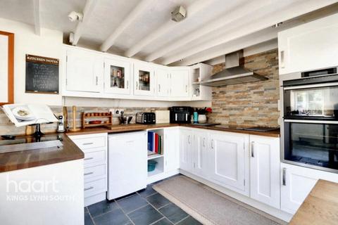 3 bed property, in Ringstead Road, £435,000