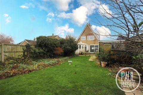 3 bed property, in Honeysuckle Close, £250,000