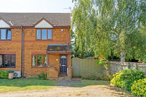 2 bed property, in Lodge Close, £235,000