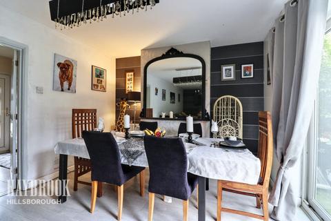 5 bed property, in Armitage Road, £180,000